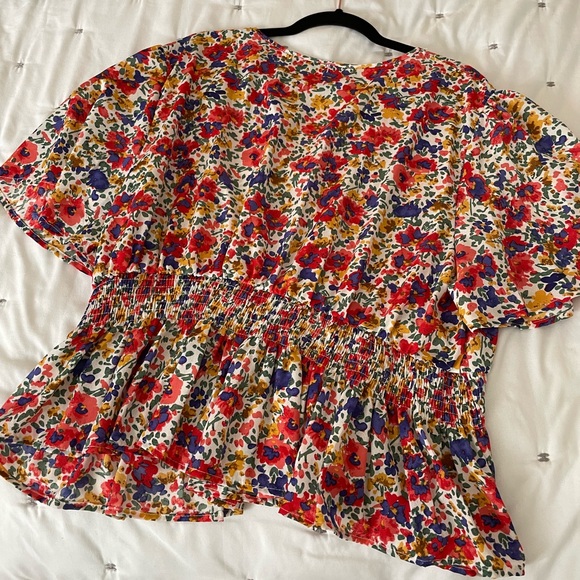 NWOT Plus Allover Floral Surplice Front Peplum Blouse - Picture 6 of 6